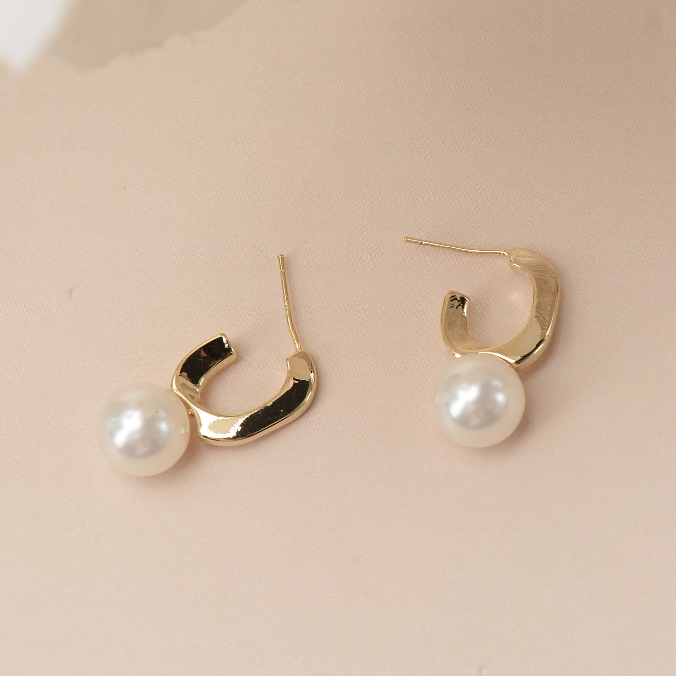 Sweet Elegant Gold Plated Brass Cubic Zirconia Pearl Inlay Earrings for Women