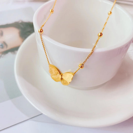 Collana pendente a farfalla minimalista da donna in acciaio al titanio con design a catena a O
