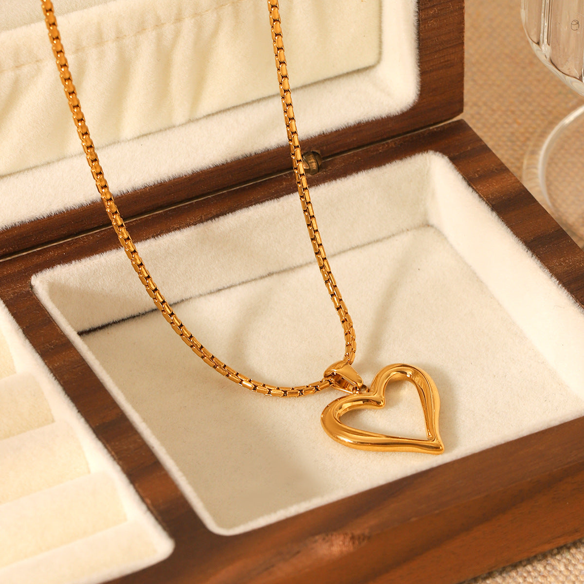 Collana con ciondolo a cuore vuoto in acciaio inossidabile placcato oro 18 carati per donna
