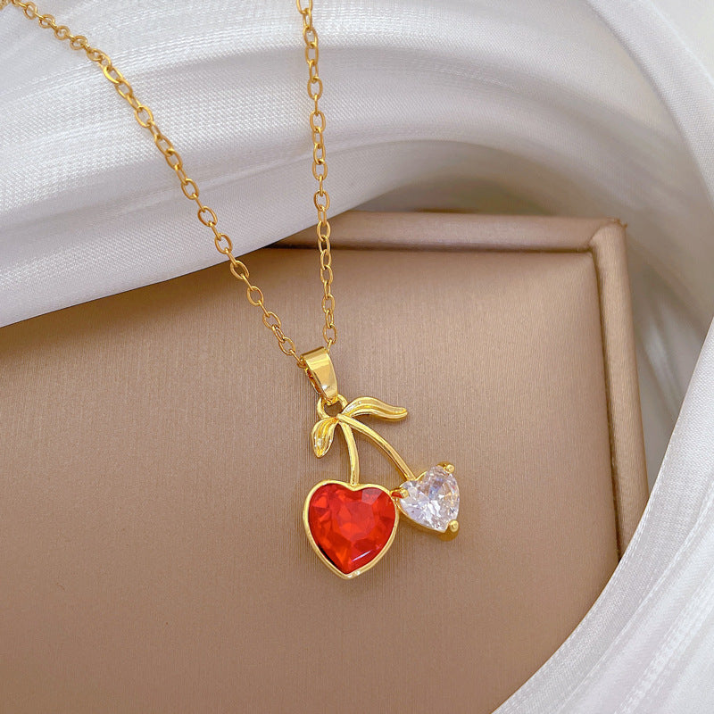 Collana con ciondolo a forma di ciliegia e frutta a cuore in stile cartone animato da donna con intarsio di strass su catena in acciaio inossidabile