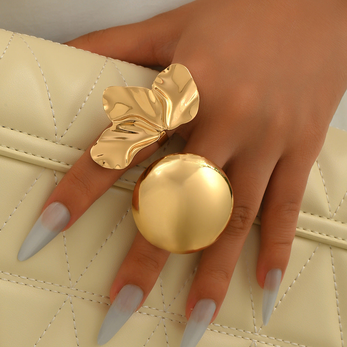 Anillo abierto geométrico minimalista para mujer de aleación de zinc con acabado chapado y motivos florales y de hojas