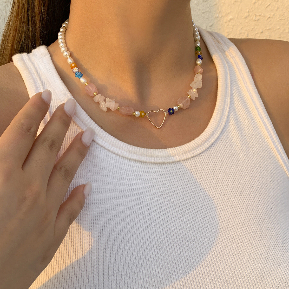 Retro Floral Pendant Necklace for Women with Heart-Shaped Rhinestone Accents, Resin and Alloy Construction, Single-Layer Minimalist Design on Beaded Chain