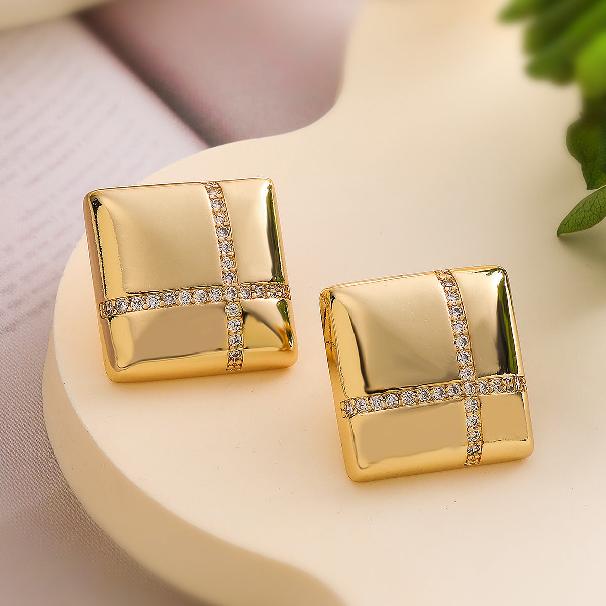Orecchini a perno geometrici minimalisti da donna con base in rame placcato in oro 18 carati e zirconi micropavé