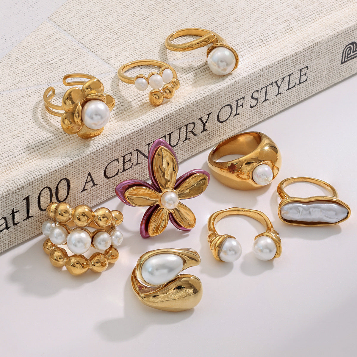 Anillo de Acero Inoxidable con Incrustaciones Geométricas de Perlas y Baño de Oro para Mujer