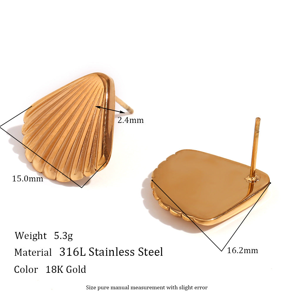 Minimalist Vintage Style Scallop-Shaped Pendant Necklace for Women in Stainless Steel with 18K Gold Plating