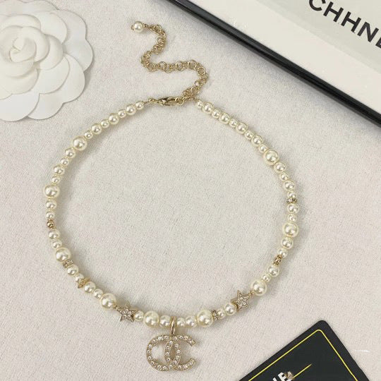 Collana da donna con ciondolo a lettera placcato oro di lusso, perle e strass su catena a sfera