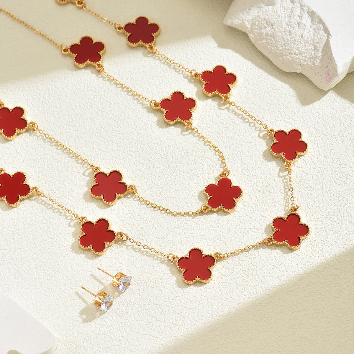 Conjunto de collar con colgante floral de flor de ciruelo geométrico con pendientes de aleación de zinc con incrustaciones chapadas en oro para mujer
