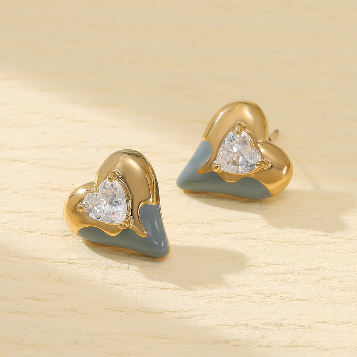 Orecchini minimalisti in acciaio al titanio a forma di cuore con intarsio di strass e placcatura in oro 18 carati da donna