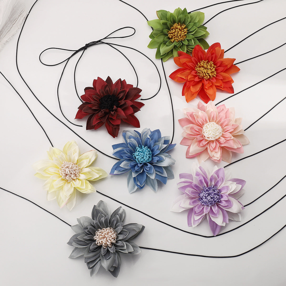 Collar floral de verano con flores de tela hechas a mano en cordón de cuero trenzado para mujer