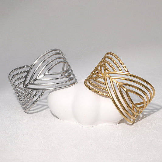 Pulsera minimalista de acero inoxidable chapado en oro de 18 quilates con diseño de anillo geométrico hueco