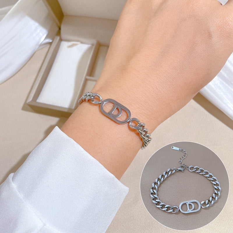 Pulsera minimalista de acero de titanio con letra D para mujer, con baño de oro y textura ondulada