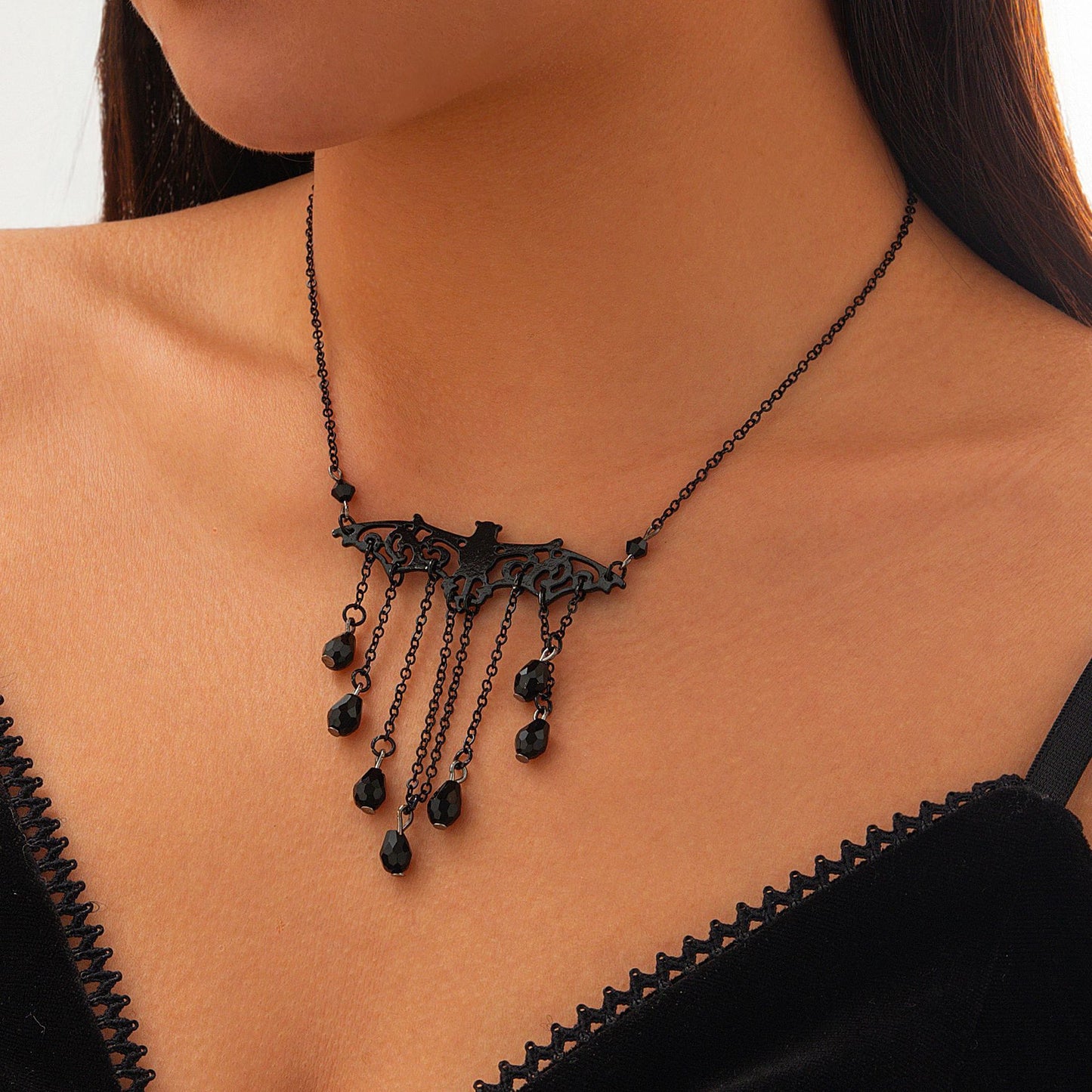 Dulce y Atrevido Collar con Colgante de Daga de Inspiración Vintage con Dijes de Corazón y Murciélago, Acentos de Borlas, Aleación Adornada con Diamantes de Imitación, Acabado Galvanizado para Mujer