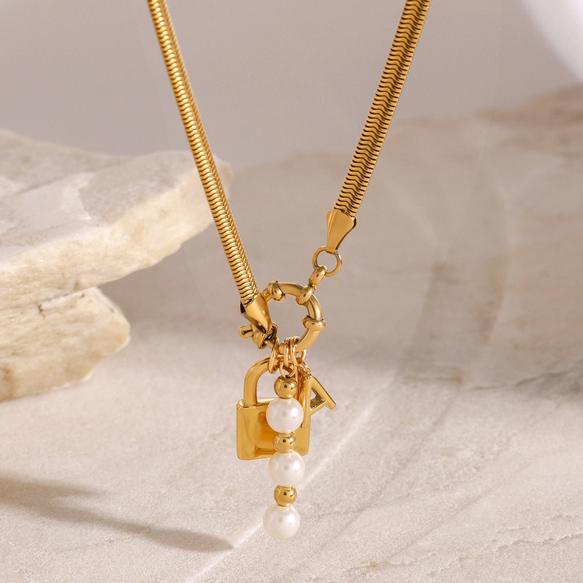 Collana con Ciondolo a Lettera Minimalista Naturale e Fresco in Acciaio Inossidabile con Intarsio in Madreperla su Catena a O per Donne