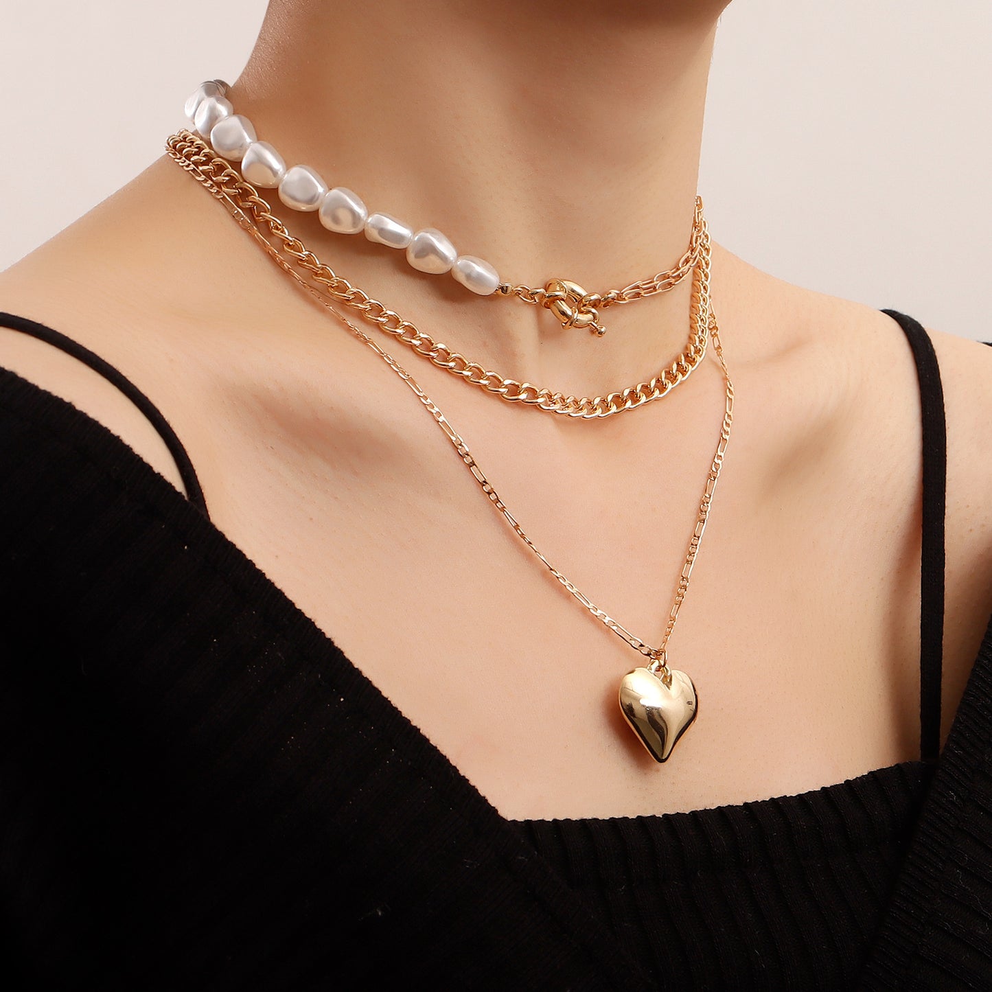 Minimalist Asymmetrical Pearl Heart Pendant Necklace for Women with Alloy Chain and Electroplated Finish