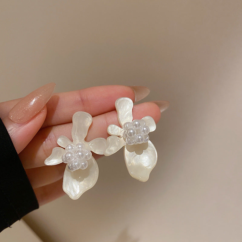 Orecchini a perno con perle dolci, eleganti e floreali per donna con perni in argento sterling 925