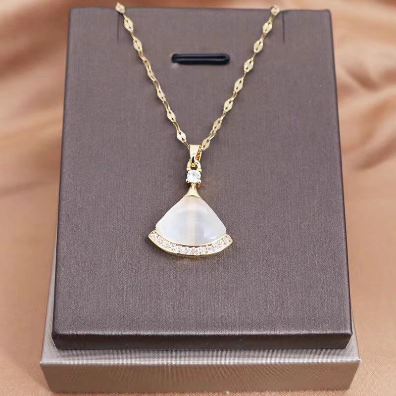 Collana girocollo minimalista floreale da donna e da uomo in acciaio al titanio placcato oro con catena a maglie per uno stile discreto