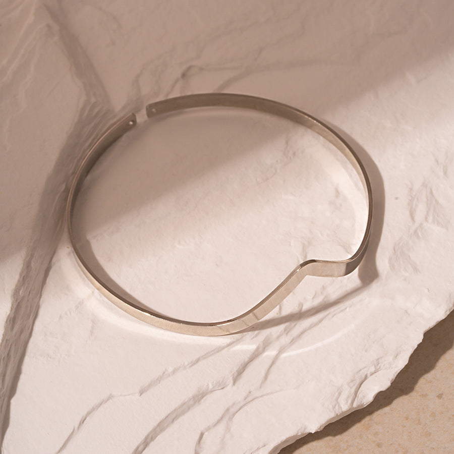 Pulsera de metal con patrón de cuadrícula geométrica de tono frío minimalista con acabado galvanizado para mujer