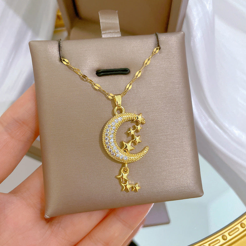 Collana con pendente a forma di luna e stella, lusso, eleganza, fresco, dolce, in acciaio al titanio con intarsio di strass, design geometrico, unisex