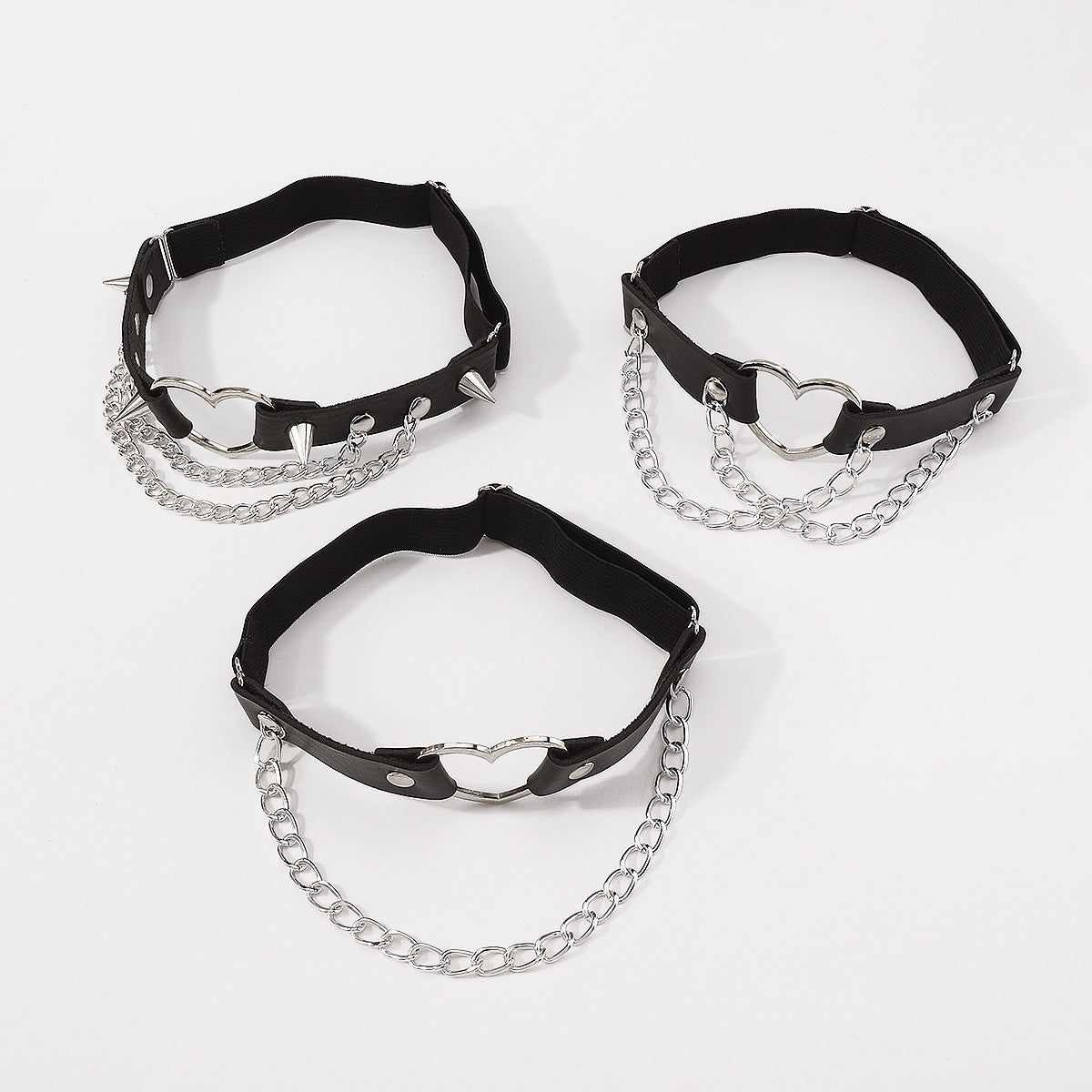 Cavigliera gotica scura oversize con polsino alla caviglia, ciondolo a cuore in pelle e rivetti geometrici, in pelle PU e lega di alluminio da donna