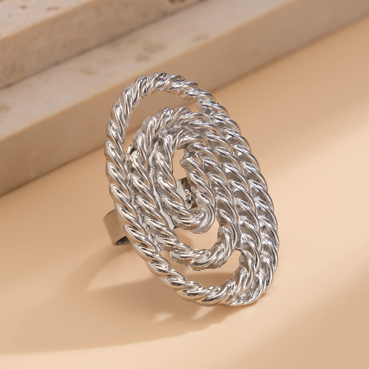 Elegant Geometric Oval Alloy Ring with Wavy Acrylic Pearl Design