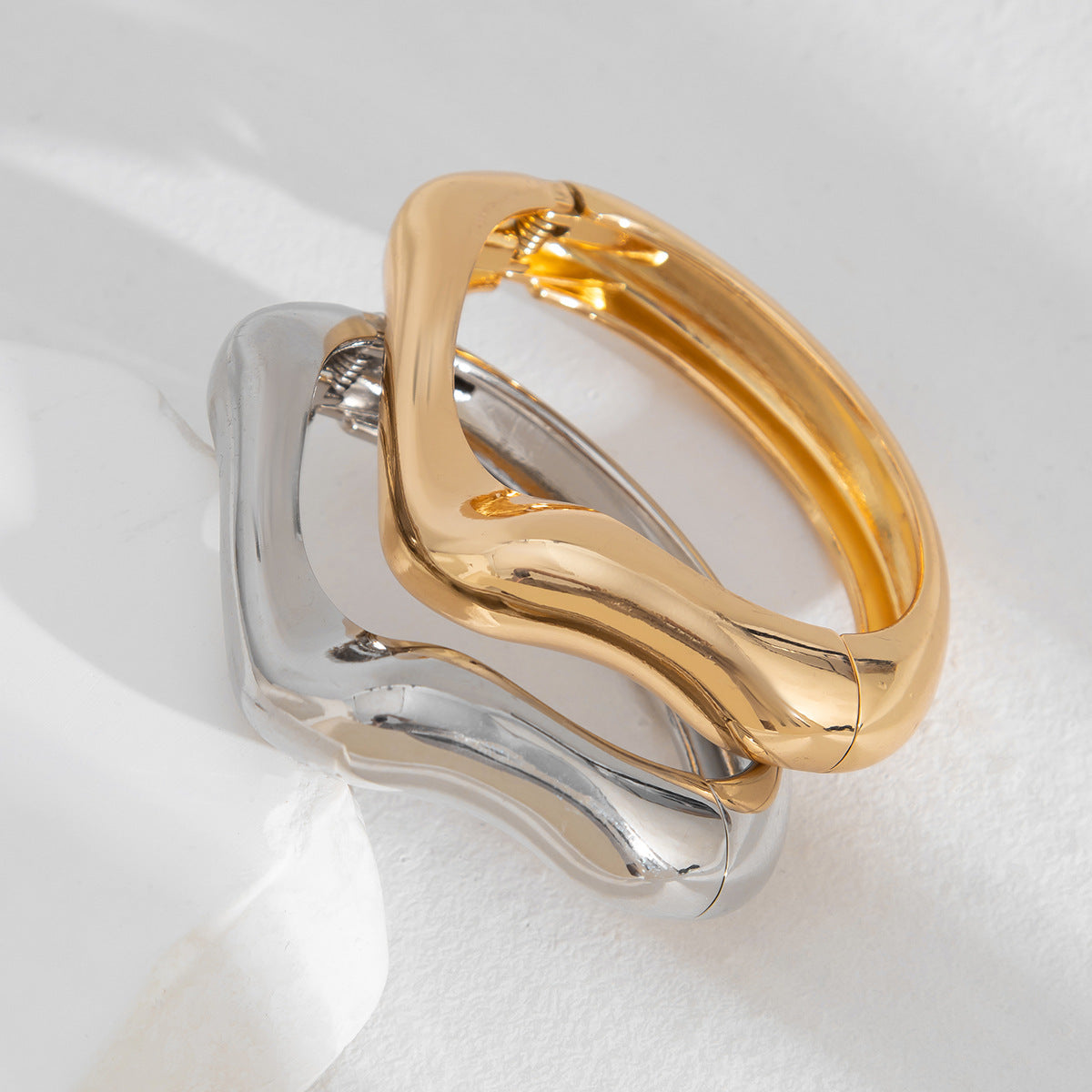 Bracciale Rigido Aperto Geometrico Minimalista in Lega con Finitura Galvanizzata per Donna