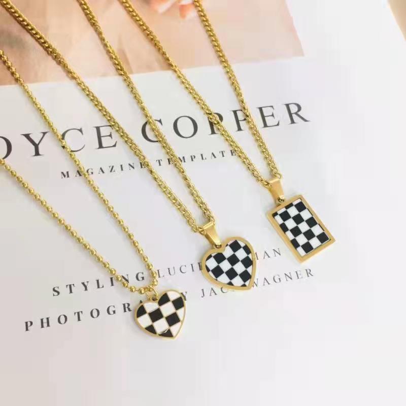 Minimalist Heart-Shaped Titanium Steel Pendant Necklace with Black-and-White Checkerboard Pattern on O-Chain for Women