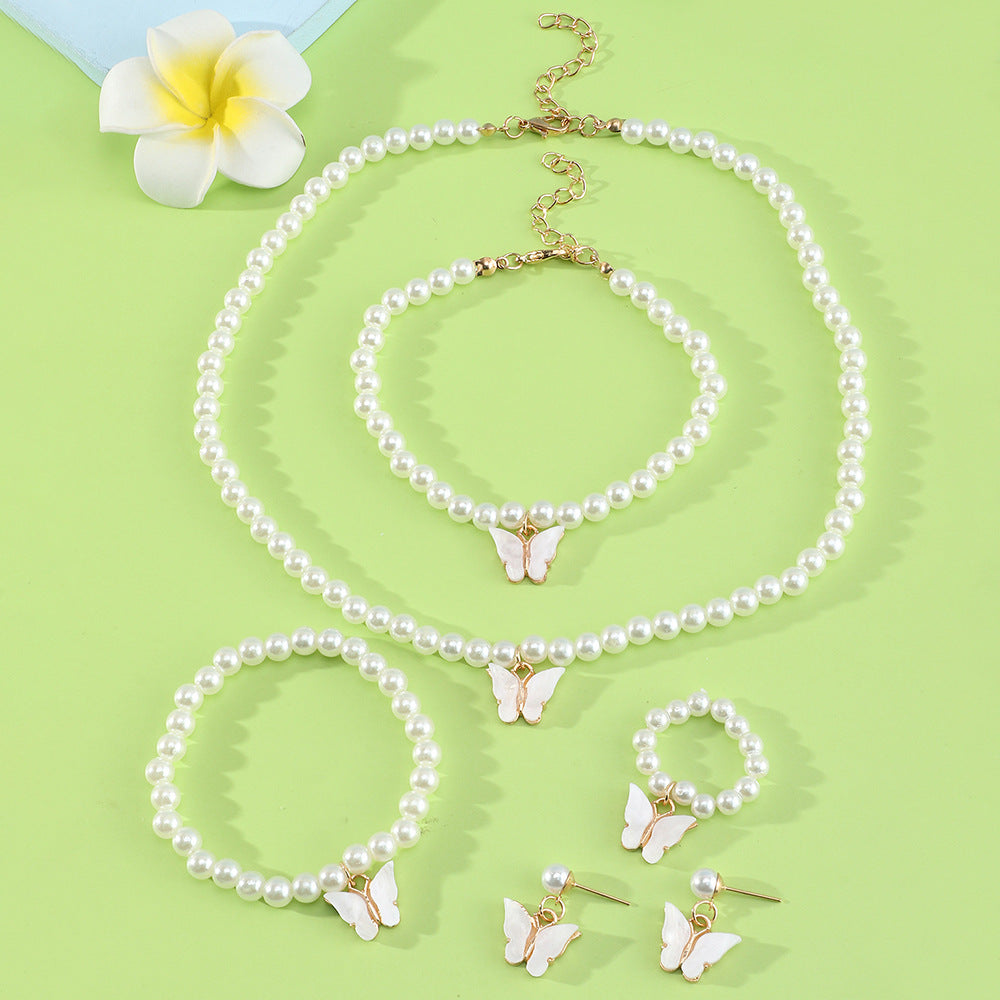Set di collana minimalista con perle a farfalla per bambini con orecchini, bracciale e anello con catena di perline tonde