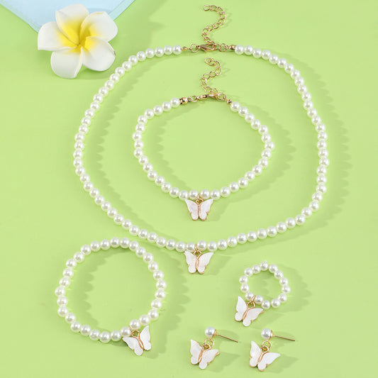 Juego de Collar Minimalista de Mariposa con Perlas para Niñas con Aretes, Pulsera y Anillo en Cadena de Cuentas Redondas