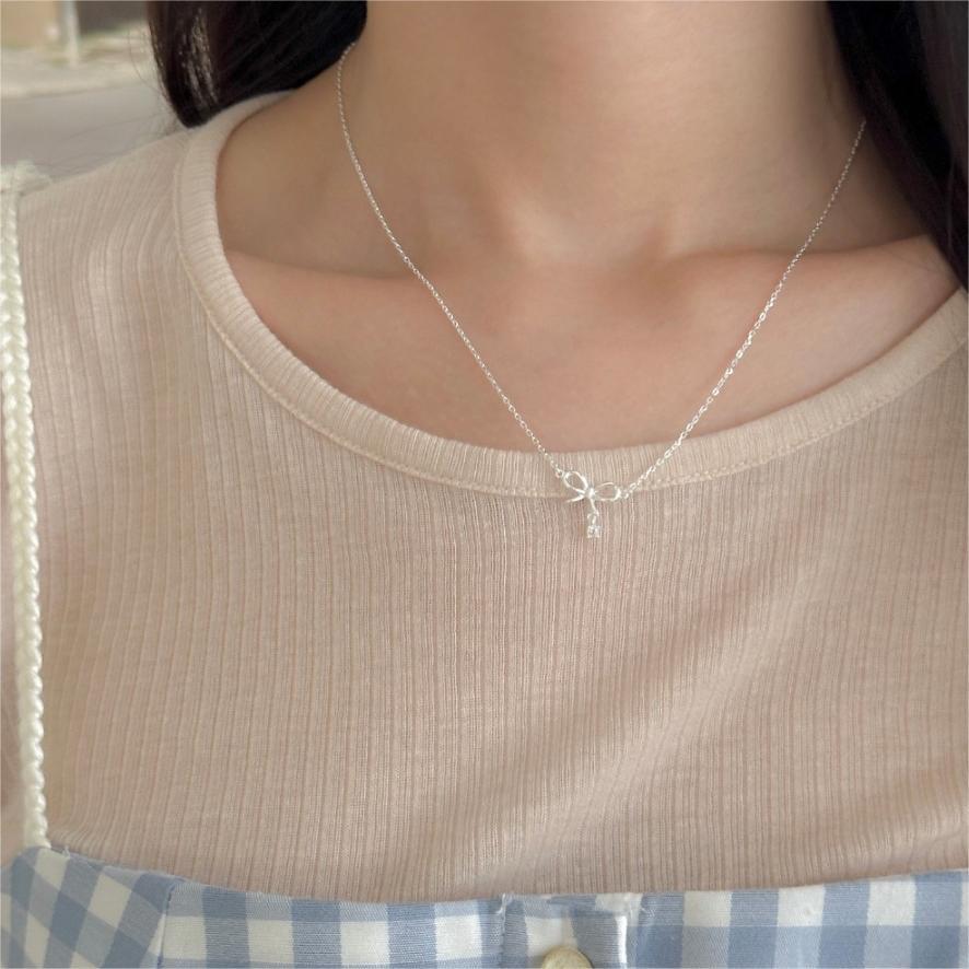 Collana Minimalista a Fiocco in Argento Sterling 925 con Dettagli in Zirconia Cubica su Catena a Croce