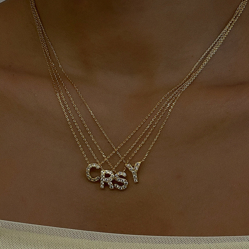 Collana con Ciondolo a Lettera Minimalista da Donna in Acciaio al Titanio con Placcatura in Oro 18K e Strass su Catena O-Ring