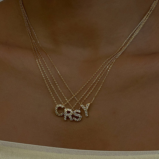 Collar con colgante de letra minimalista para mujer, de acero de titanio con chapado en oro de 18 quilates y detalles de diamantes de imitación en cadena de eslabones