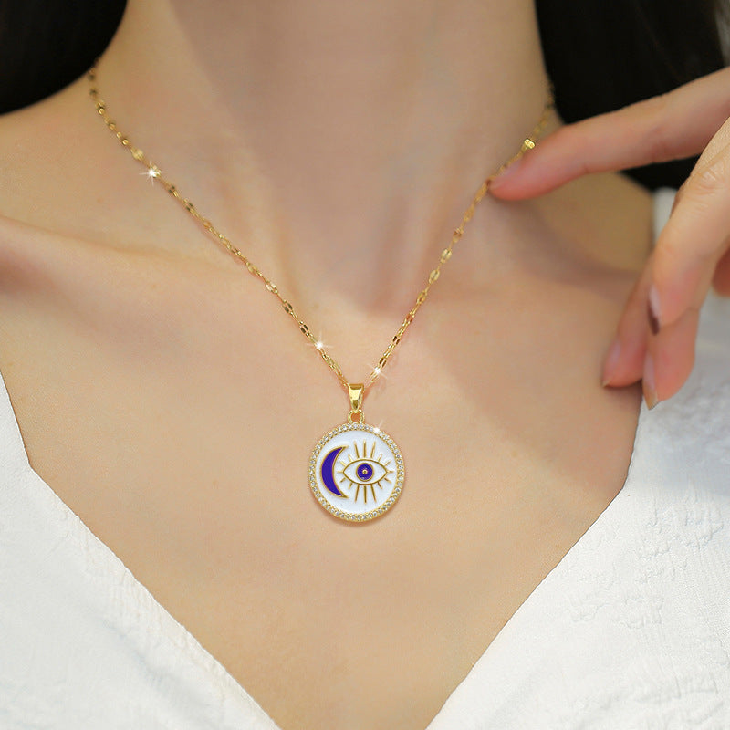 Collar minimalista de mujer con colgante de ojo redondo en acero de titanio con acabado chapado y delicada cadena de medallón