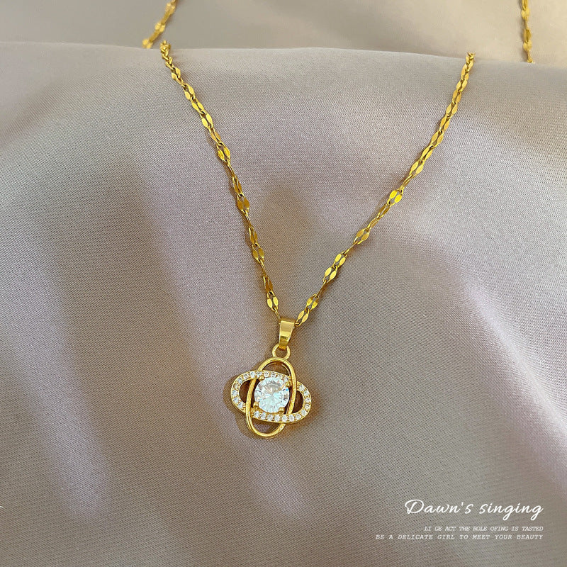 Collana Minimalista da Donna a Forma di Trifoglio Cavo in Acciaio Inossidabile con Strass e Delicata Catena in Acciaio al Titanio