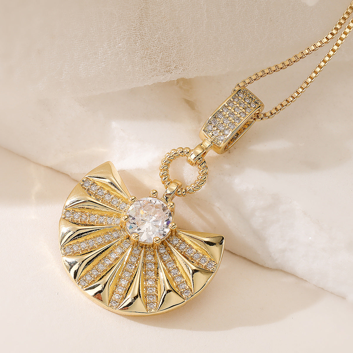 Collar Pendiente Geométrico Minimalista para Mujer en Cobre con Baño de Oro de 18K e Incrustaciones de Circones