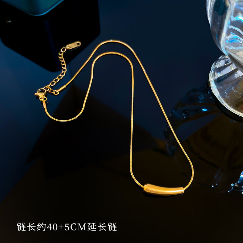 Elegante Collana Pendente da Donna in Acciaio al Titanio con Geometria Viola Melanzana, Placcatura in Oro e Delicata Catena a Clavicola