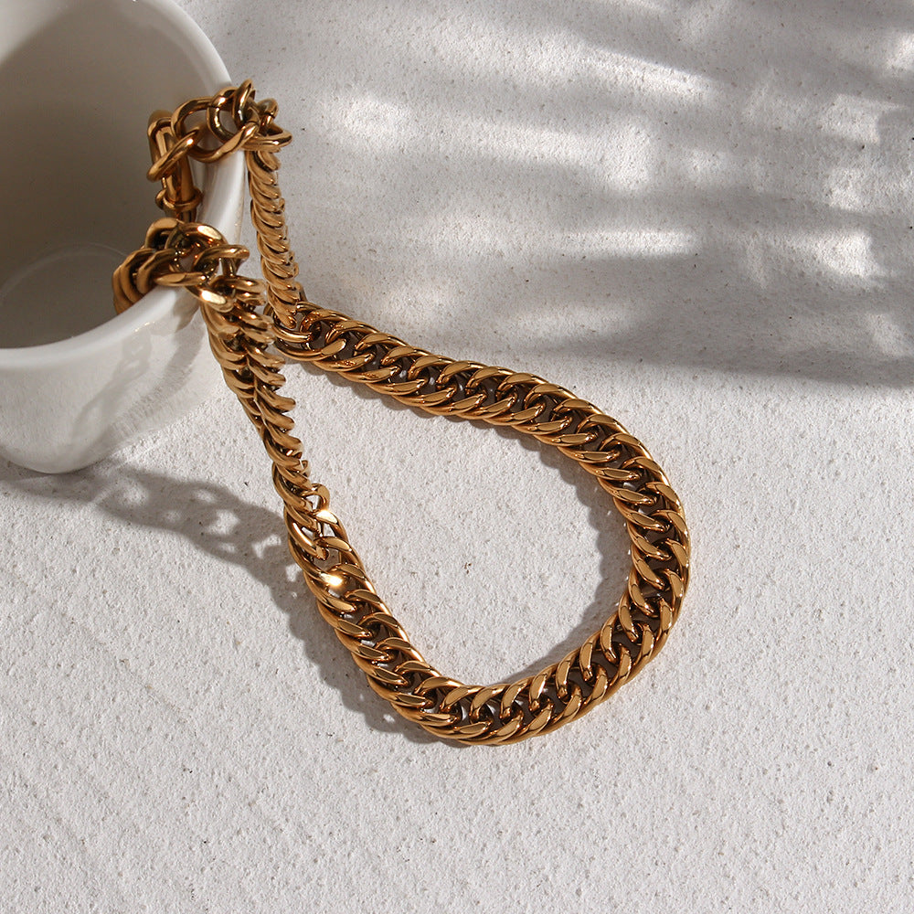 Collana girocollo minimalista geometrica in acciaio inossidabile placcato oro 18K con catena cubana e pendente in acciaio al titanio