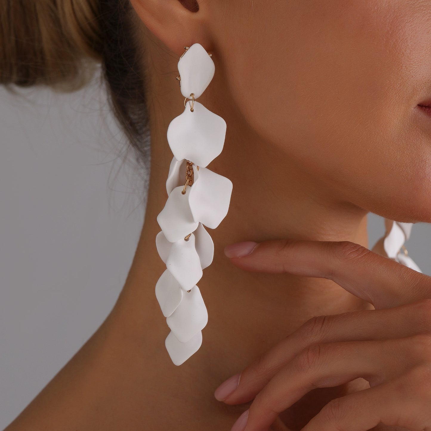 Elegant Floral-Petal Shaped Zinc Alloy Stud Earrings with Plated Finish for Women Vintage and Artistic Style