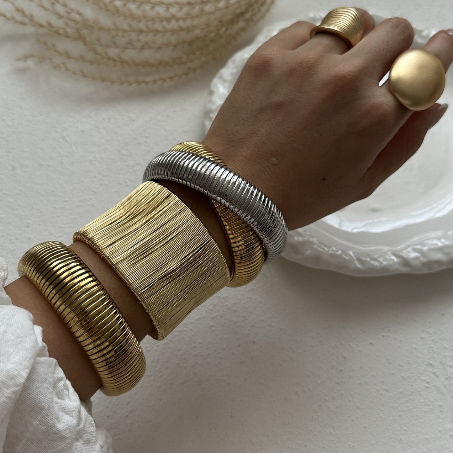 Bracciale da donna in lega placcata con forme geometriche vuote