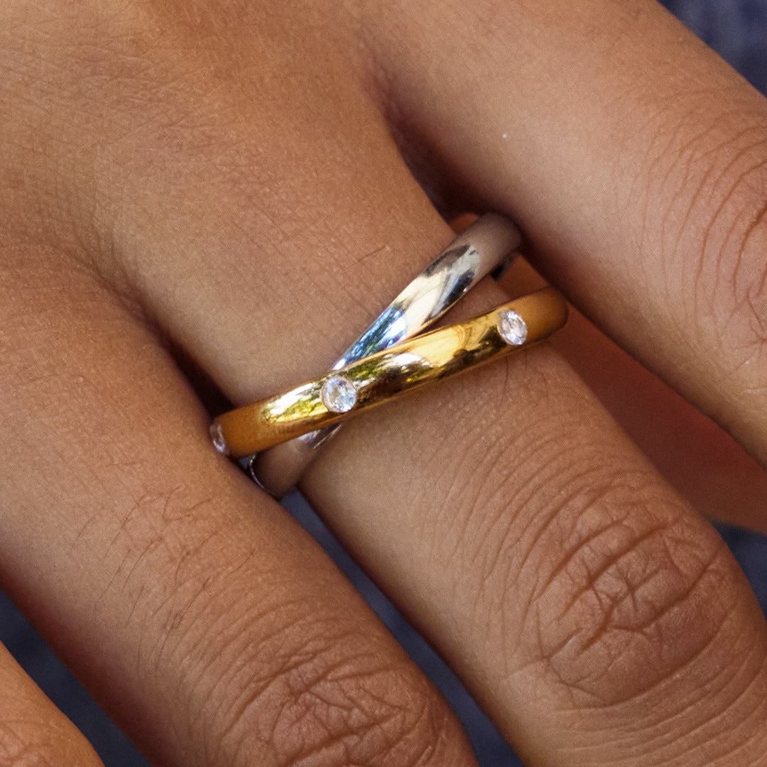 Anillo de acero de titanio con doble aro cruzado geométrico y circonitas incrustadas chapado para mujer