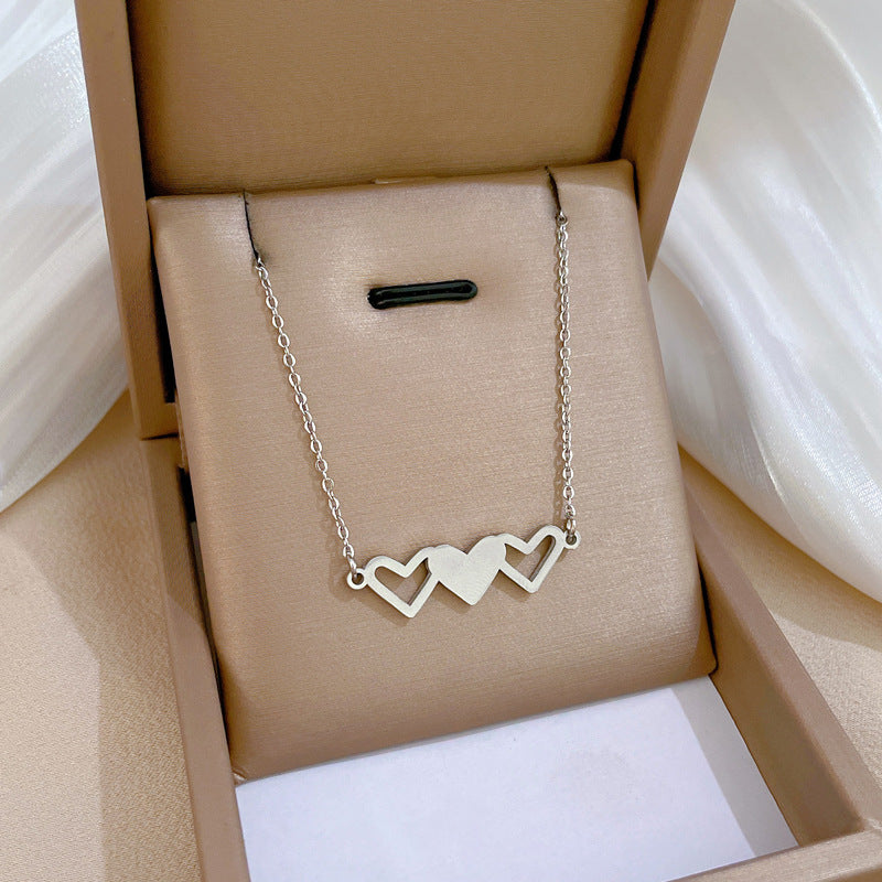Collana Pendente a Cuore Minimalista in Acciaio al Titanio per Donna e Uomo con Finitura Placcata Oro e Catena Regolabile