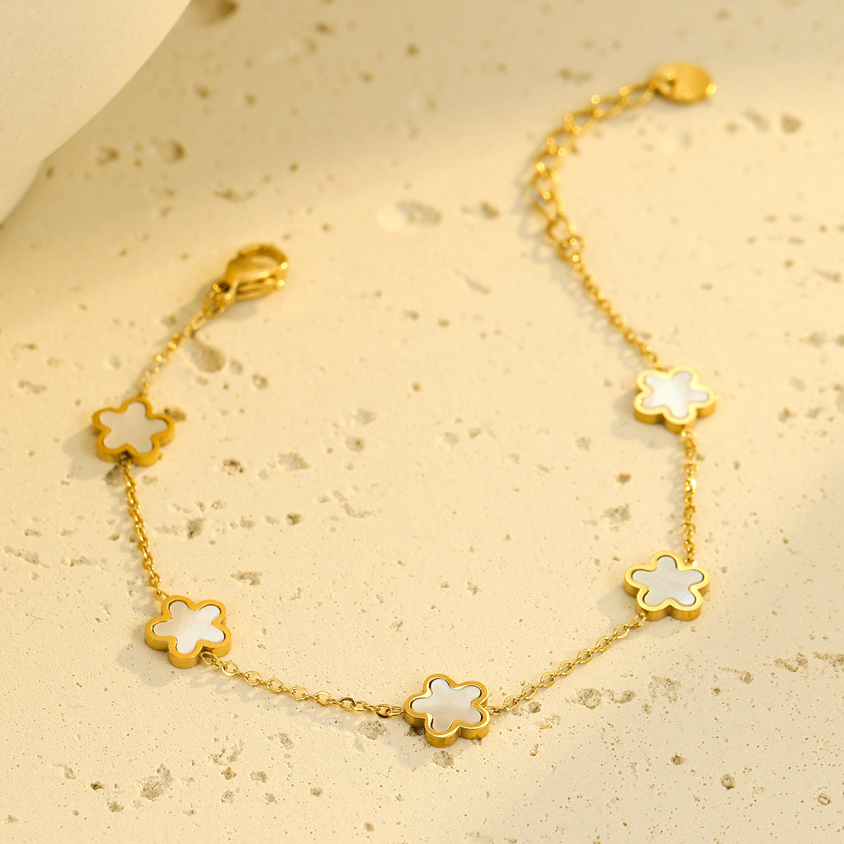 Pulsera de acero inoxidable con incrustaciones de concha de cinco pétalos estilo OL a la moda con acabado chapado para mujer