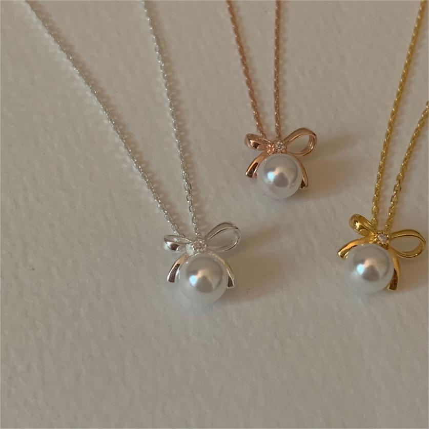 Collana con Perla a Fiocco Minimalista in Argento Sterling 925 con Design Geometrico e Placcatura Oro su Catena a Croce