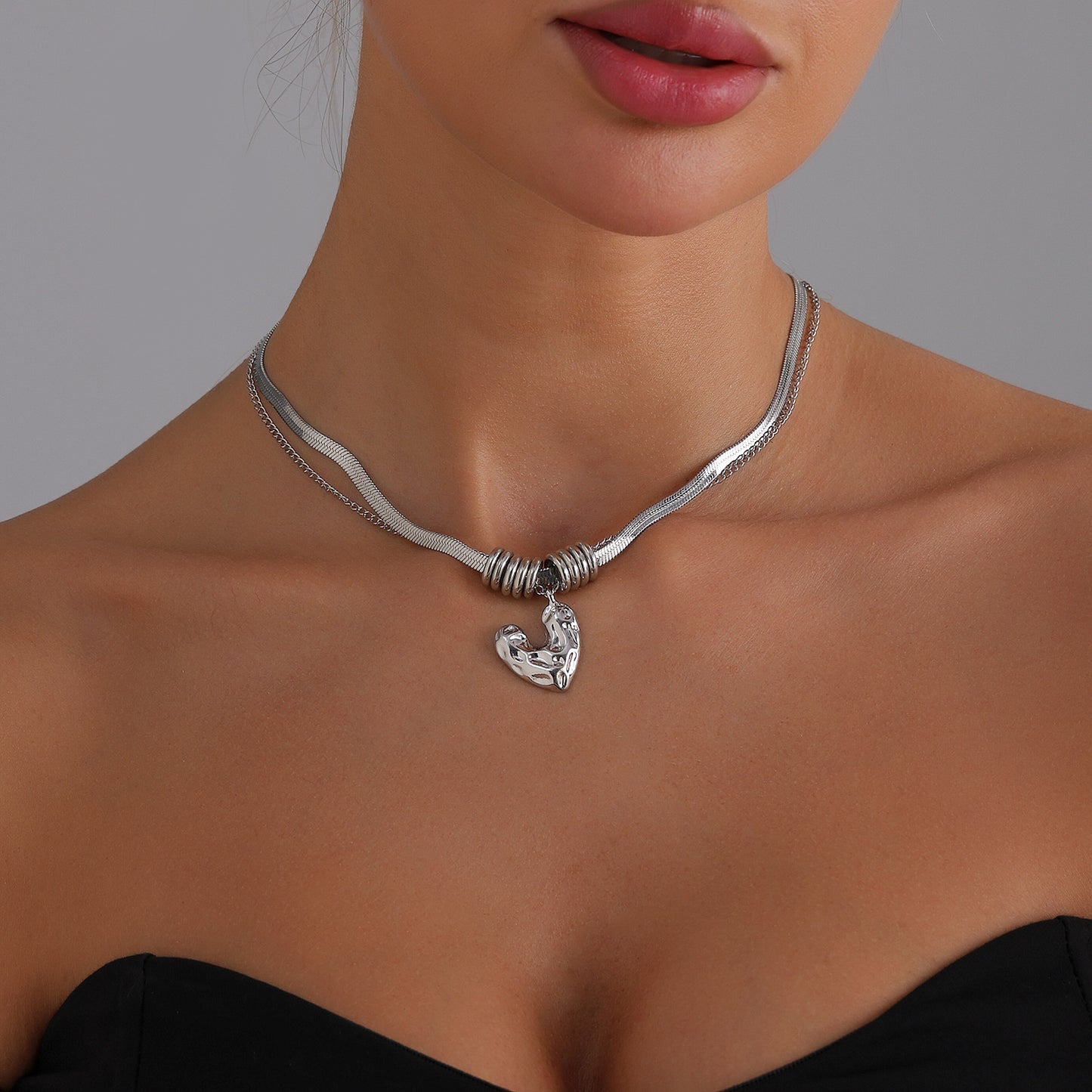 Fashionable Heart-Shaped Alloy Pendant Necklace for Women with Plated Finish on Delicate Snake Chain Minimalist Elegant Jewelry