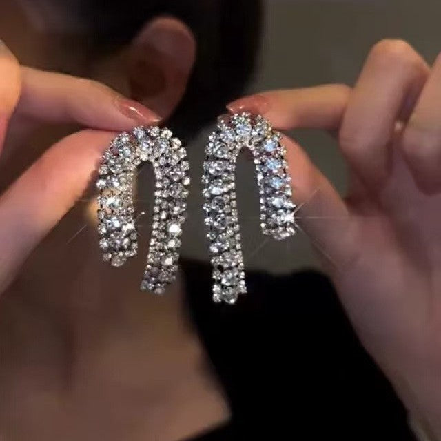 Orecchini a perno di lusso con lega geometrica irregolare e intarsio di strass, placcati argento, alla moda e versatili da donna