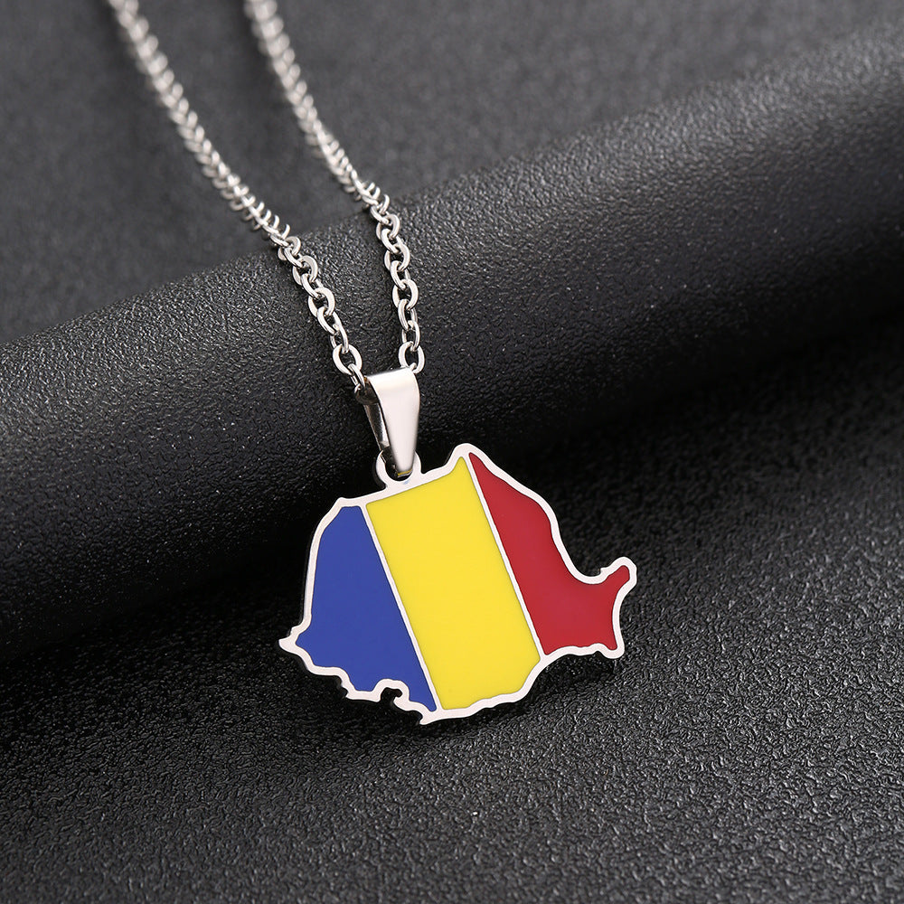 Collana con ciondolo a mappa etnica geometrica rumena in acciaio inossidabile con intarsio in acciaio al titanio e finitura smaltata su catena a maglie ovali