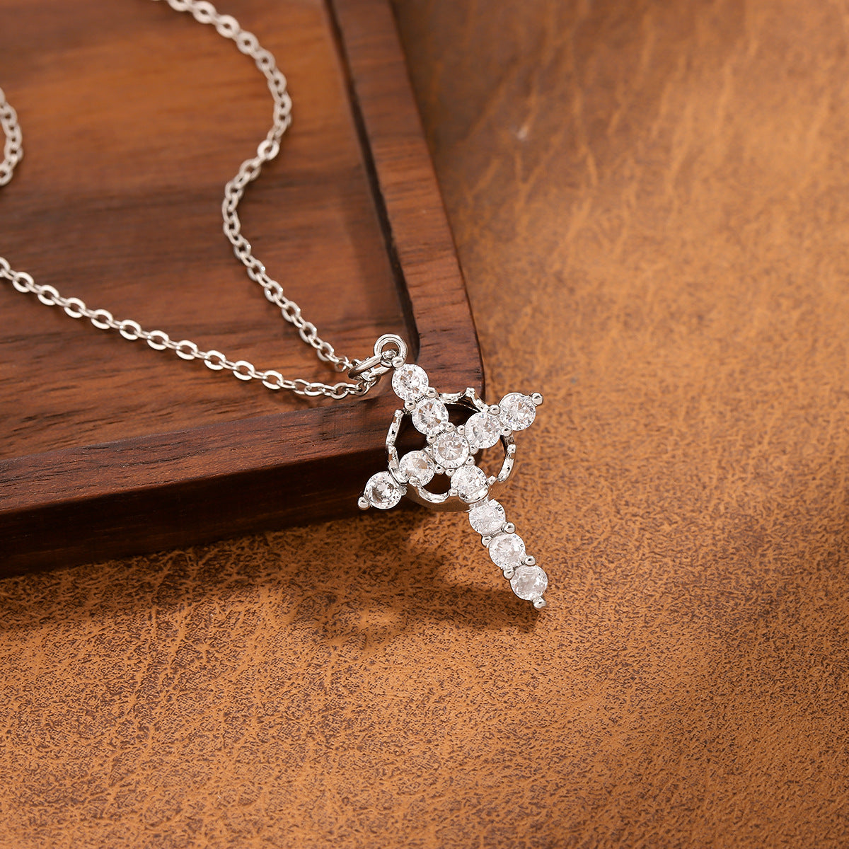 Collana da donna con ciondolo a croce vuota alla moda in acciaio al titanio con design girevole e zirconi colorati