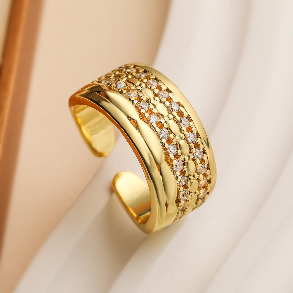 Anello da donna aperto geometrico in rame con placcatura in oro 18 carati e intarsio di zirconi, accessorio di moda minimalista di ispirazione vintage