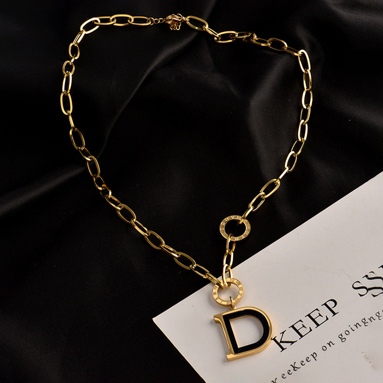 Collana con ciondolo a lettera geometrica in stile minimalista di lusso in acciaio al titanio placcato oro da donna