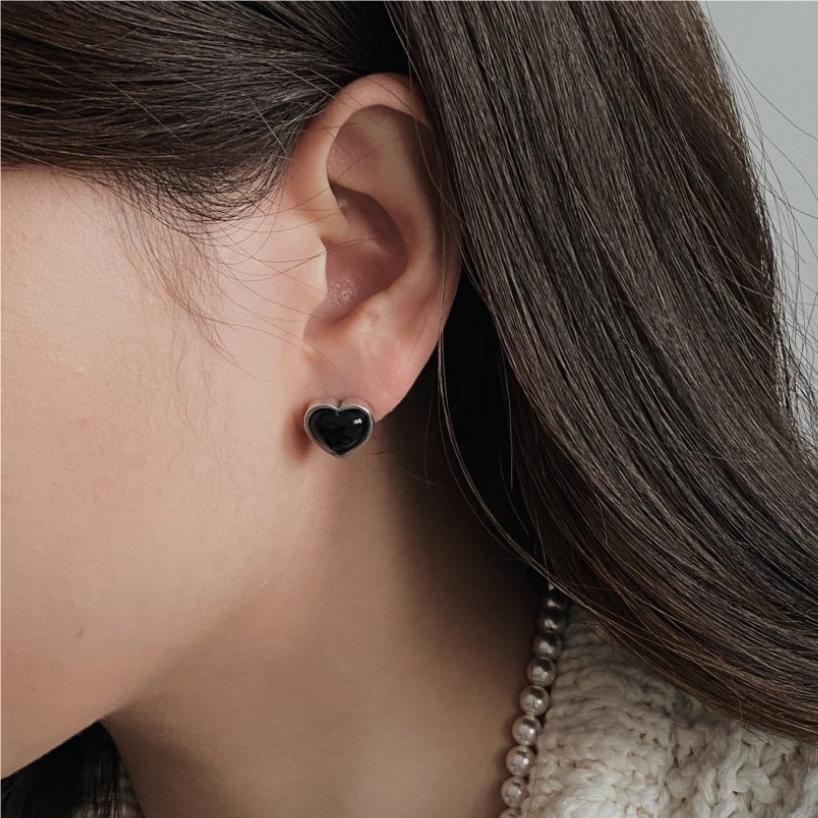 Pendientes Minimalistas de Ónix Negro en Forma de Corazón con Postes de Plata de Ley 925 y Nácar Incrustado