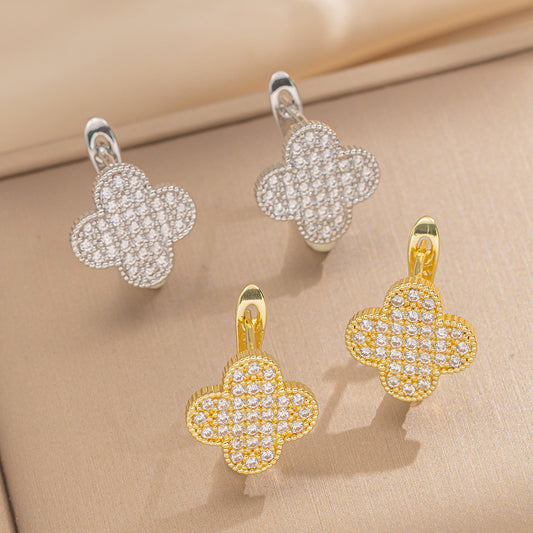 Orecchini eleganti a quadrifoglio in rame con placcatura in oro 18 carati e intarsio di zirconi, design floreale e geometrico, gioielli di moda da donna